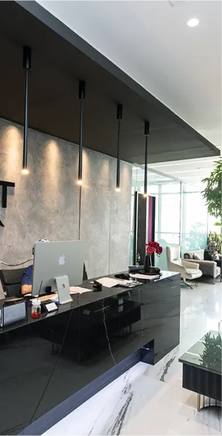 آیا وقتی از شارژر استفاده نمی‌کنیم باید آن را از برق بیرون بکشیم؟